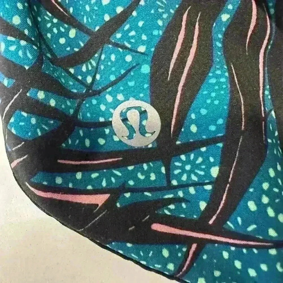 Lululemon Speed Short Palm Lace Tofino Teal Multi / Black
Size 8 - Picture 7 of 14